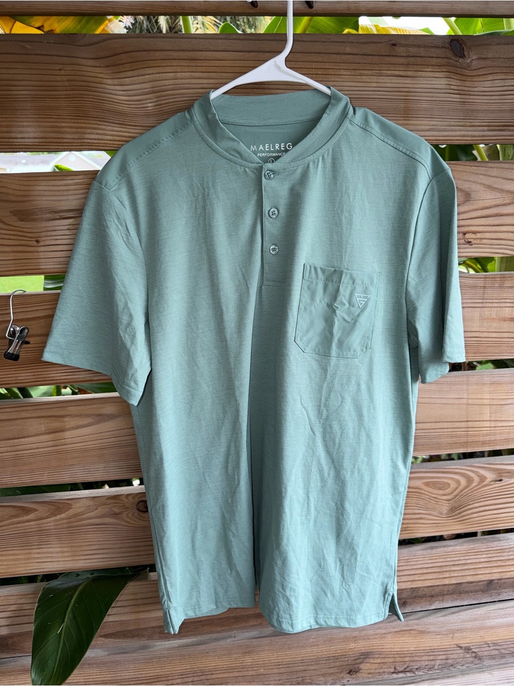 Maelreg Short Sleeve Henley Tee in Sage